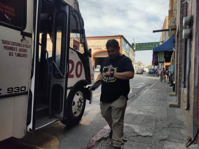 Un tío le enseñó como registrar el paso de los autobuses.