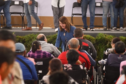 Margarita González Saravia encabezó ayer un acto de entrega de tarjetas de Bienestar para personas con discapacidad en la Plaza de Armas de Cuernavaca. 