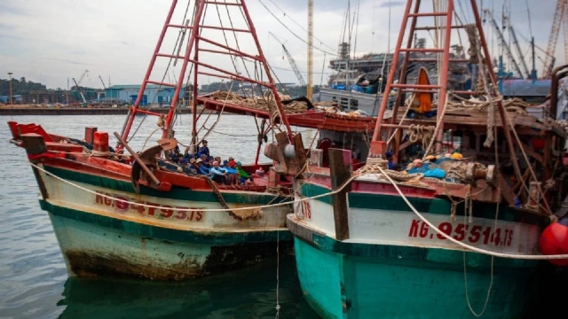 Explosión e incendio en buque en Indonesia deja 10 muertos