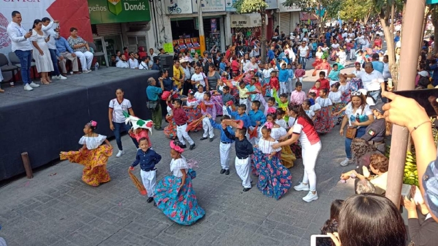 Durante el desfile se presentaron tanto estampas de la Revolución, como tablas rítmicas, lo que le dio un gran colorido.