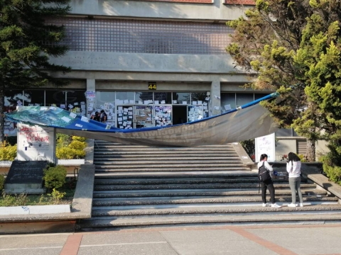 J&oacute;venes se manifestaron ayer en instalaciones universitarias; reclamaban ser atendidos por la rectora de la UAEM en exigencia de seguridad. 