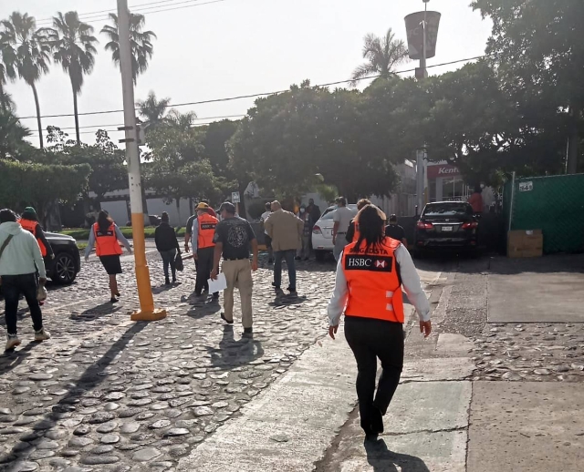 Cuentahabientes y trabajadores de las sucursales participaron en el simulacro.