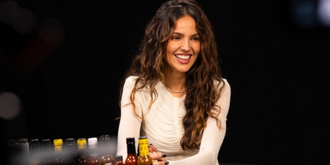 Eiza González enfrenta el reto más picante y termina llorando en Hot Ones