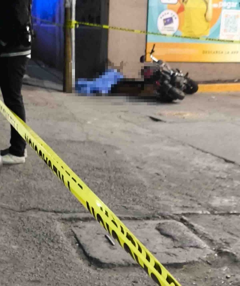 El joven quedó sin vida junto al poste contra el que se impactó.