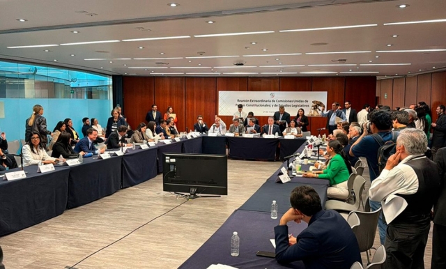 Senado avala &lsquo;Plan B&rsquo; en comisiones; PT se ausenta