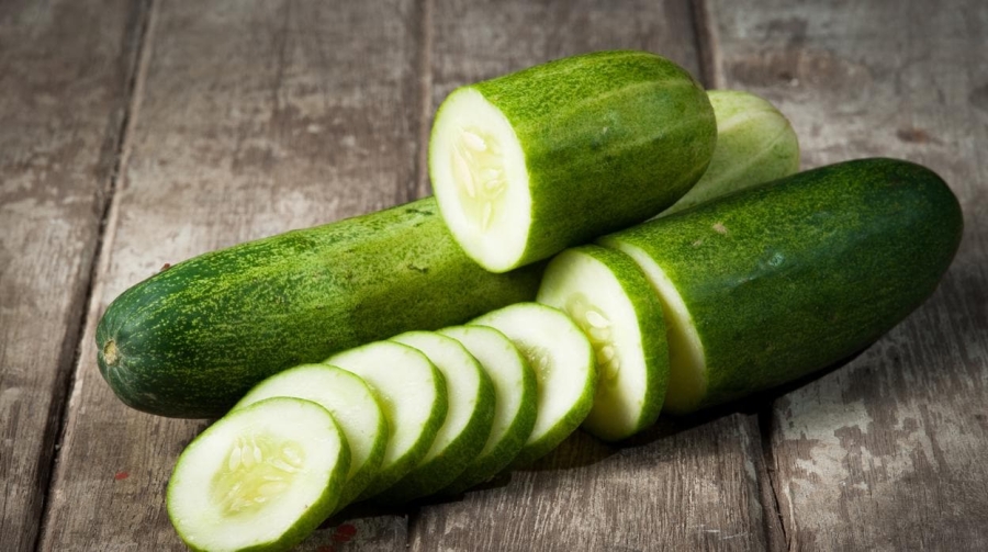 ¿Por qué no debes frotar las orillas del pepino?