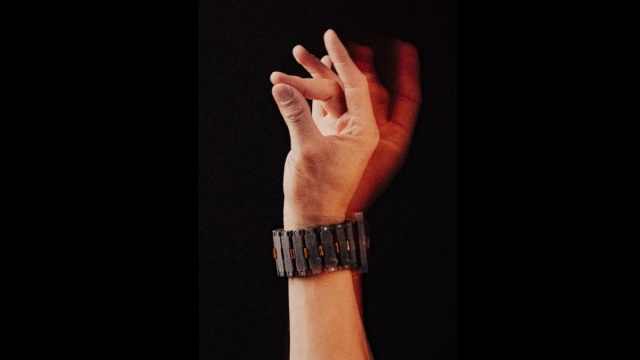 Meta desarrolla pulsera que permite controlar computadoras con solo mover las manos