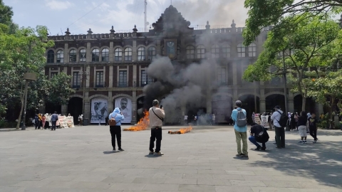 Protesta de normalistas en plaza de armas, en Cuernavaca