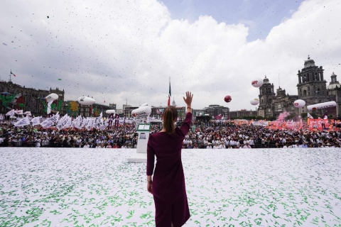 La presidenta Claudia Sheinbaum dirigió su mensaje ante miles de mexicanos este domingo en el cierre de su gira nacional de rendición de cuentas con motivo de su primer año de Gobierno, en el zócalo de la capital del país. 