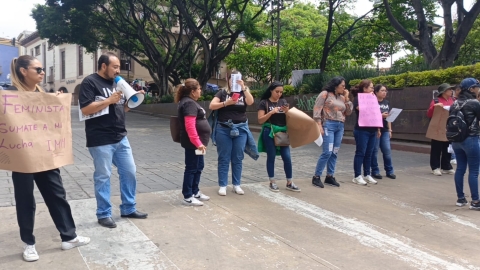 Se manifiestan trabajadoras del IMM en el centro de Cuernavaca