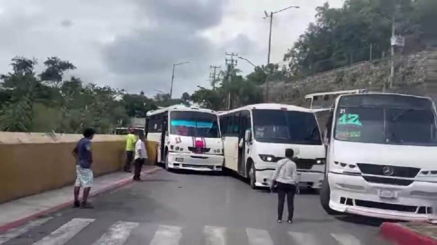 El percance complicó aún más la circulación vehicular en el primer cuadro de la ciudad.