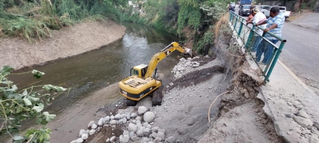 Descubren socavón en puente de Zacatepec