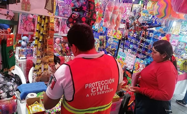Autoridades visitaron a los comerciantes para entregarles la notificaci&oacute;n.