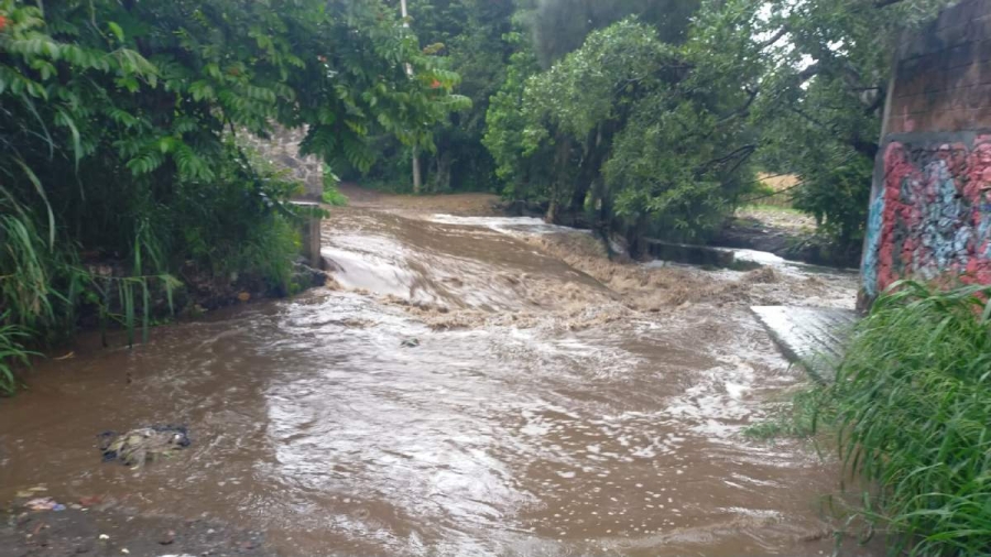 Autoridades exhortan a pobladores de la zona de la barranca a estar atentos ante el pronóstico de más lluvias.