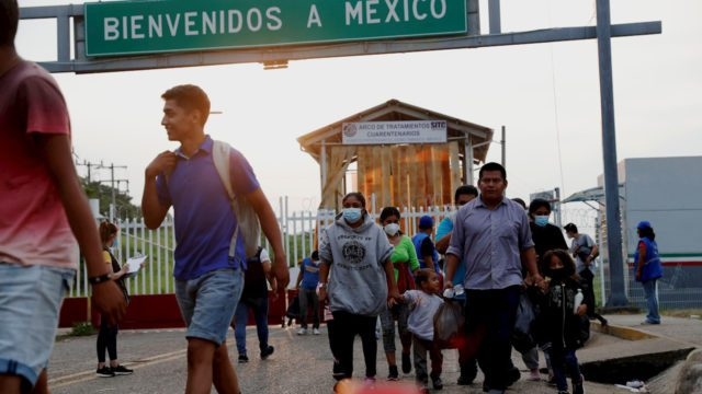 Juez anula fallo y permite al gobierno de Biden poner fin a programa ‘Quédate en México’