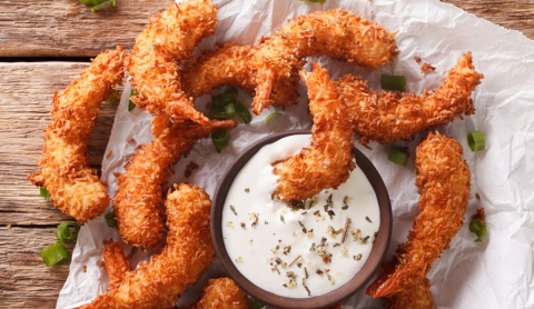 Receta fácil para preparar camarones empanizados con coco en Semana Santa