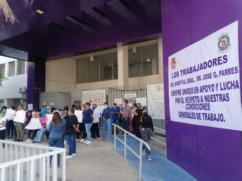 En el Hospital General José G. Parres, trabajadores sindicalizados suspendieron actividades este lunes en una movilización de brazos caídos. 