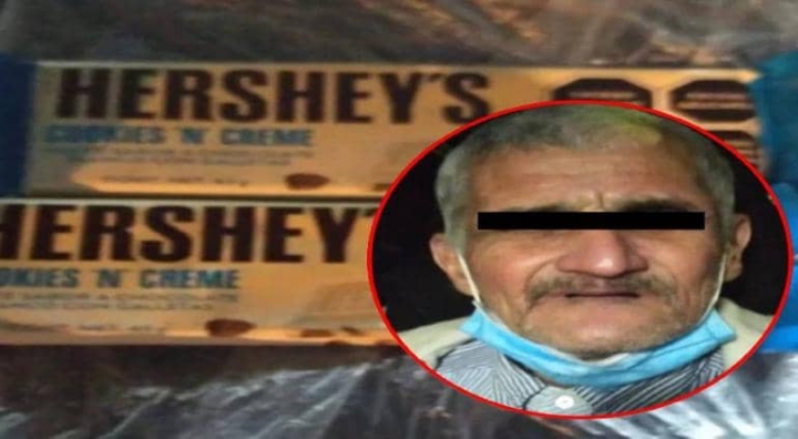 Detienen a abuelito por robar dos chocolates.