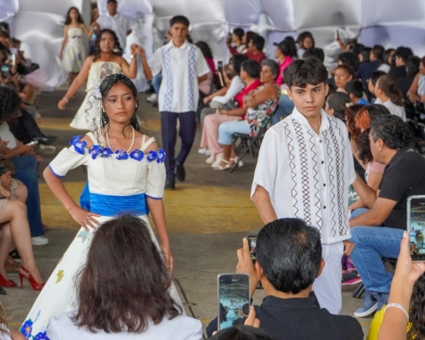 Asiste Gobierno de Emiliano Zapata a la pasarela de moda CECyTE MAGAVI 2025