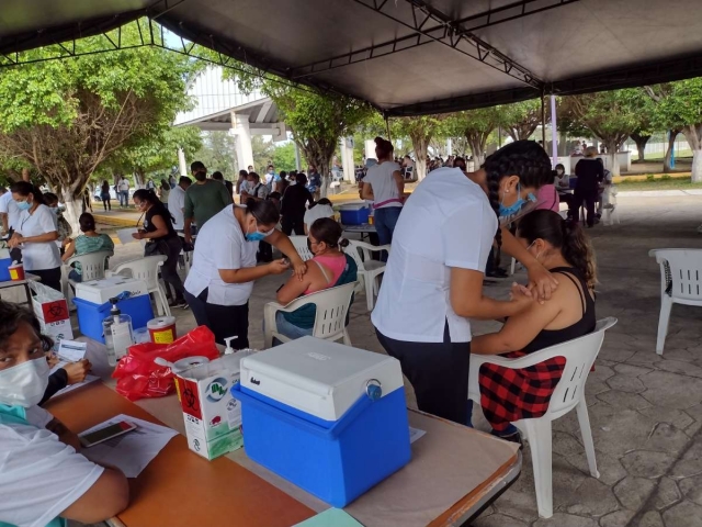 La población respondió al llamado para aplicarse la segunda dosis.