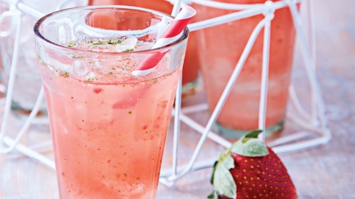 Agua de fresa con guayaba, bebida perfecta para complementar tu comida