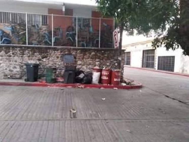 Los botes están colocados sobre la acera, afuera de la primaria.