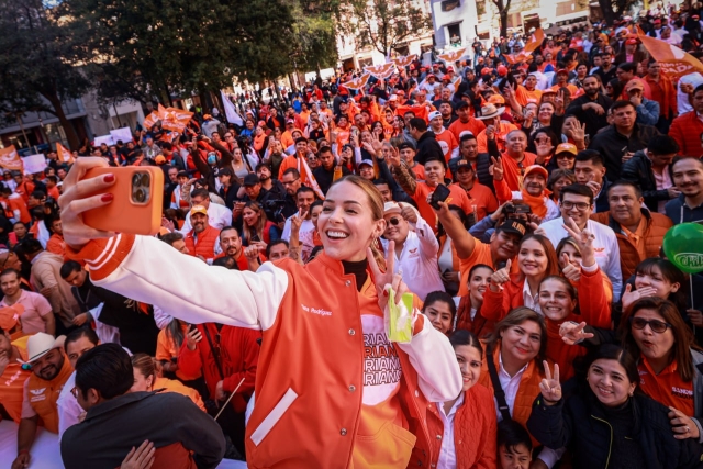 Mariana Rodríguez muestra su INE para demostrar que vive en Monterrey