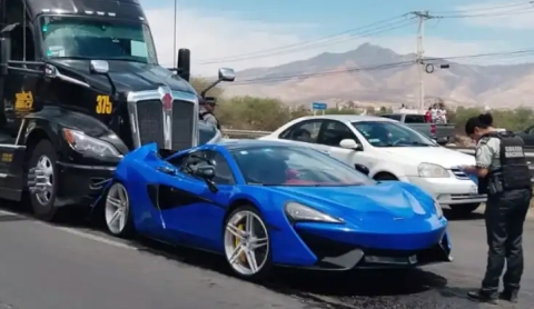 Tráiler choca contra McLaren de 3.5 millones de pesos en Guanajuato | VIDEO