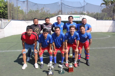 El equipo L&amp;C Consultor&iacute;a Integral, con el trofeo que los acredita como campeones del Torneo Gastron&oacute;mico de la cancha La Cascada.