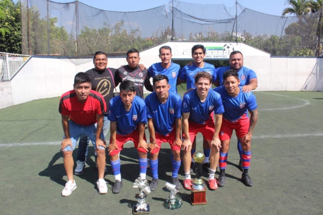 El equipo L&amp;C Consultoría Integral, con el trofeo que los acredita como campeones del Torneo Gastronómico de la cancha La Cascada.