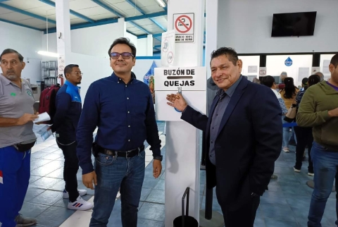 El alcalde Jesús Corona (derecha) instaló el buzón de quejas.