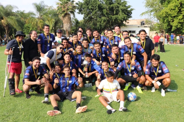 El equipo campe&oacute;n pos&oacute; con el trofeo obtenido.