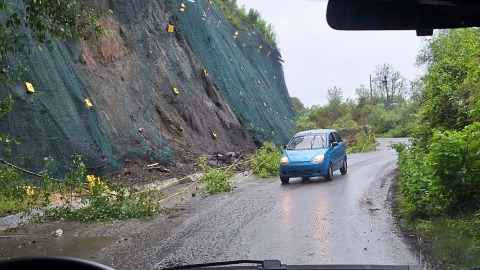 Continúan trabajos de rehabilitación en carretera Tetela del Volcán-Hueyapan
