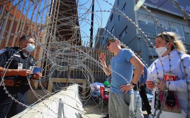 Rusos varados en frontera con México, mientras ucranianos logran entran a EU