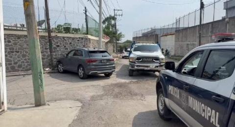 Tras persecución, abandonan una camioneta robada