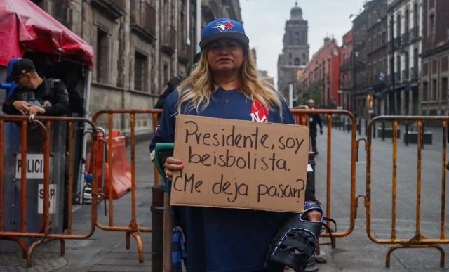 Madre buscadora Ceci Flores se viste de beisbolista para que AMLO la atienda