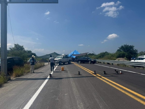 Una vez más, los ejidatarios bloquearon la autopista Siglo XXI, en espera –ahora sí– de obtener el pago de sus parcelas.