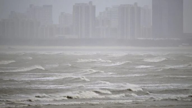Oleaje en Fuzhou, el la provincia suroriental china de Fujian.