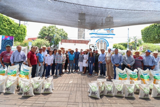 Entrega Eder Rodr&iacute;guez toneladas de alimento a ganaderos de Jiutepec
