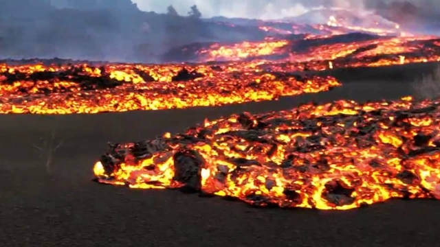 Nuevo río de lava del volcán Cumbre Vieja.