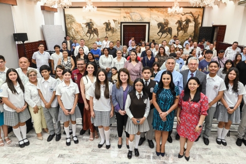 Entregan Margarita González Saravia y fundación &#039;Ver bien para aprender mejor&#039; pares de lentes a estudiantes