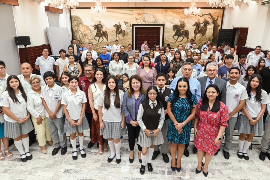 Entregan Margarita González Saravia y fundación 'Ver bien para aprender mejor' pares de lentes a estudiantes