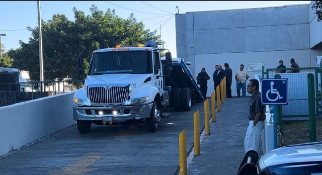 El auto en el que los individuos llegaron al área de urgencias fue retirado con grúa.