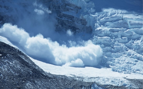Al menos un muerto y dos heridos tras avalancha en los Alpes italianos