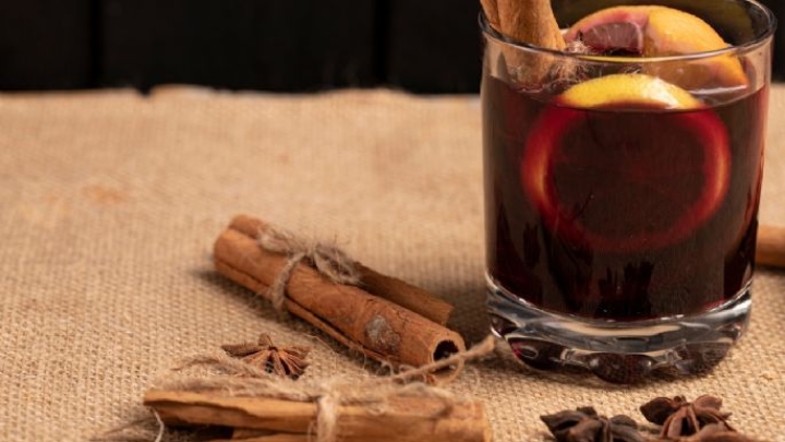 Mejora la circulación de la sangre con esta infusión de flor de jamaica con canela