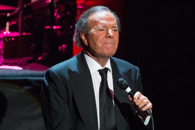 Piden retirar reconocimientos oficiales a Julio Iglesias tras nuevas denuncias