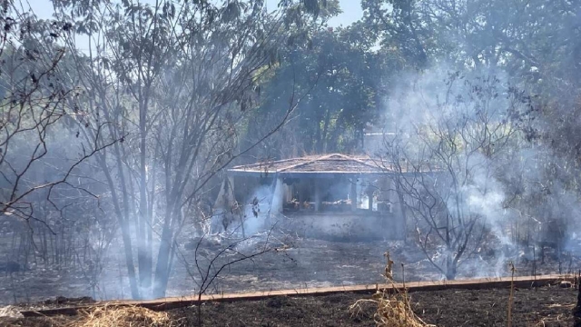 Un incendio de pastizal se propagó en el interior de un balneario que está ubicado en la comunidad de Tetelpa. El fuego afectó las instalaciones.