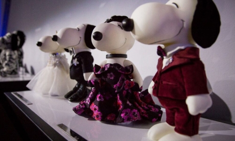 Snoopy se viste de alta costura en París con una exposición única