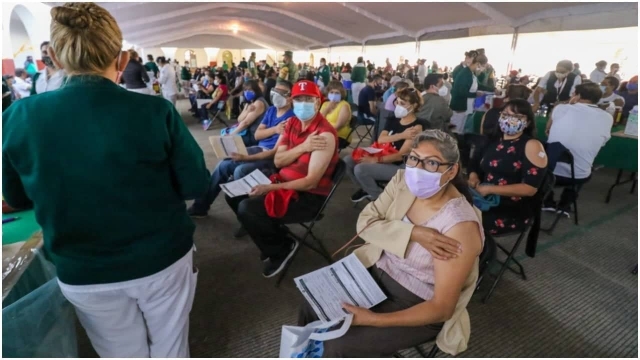 AMLO prevé concluir vacunación contra COVID-19 en octubre.