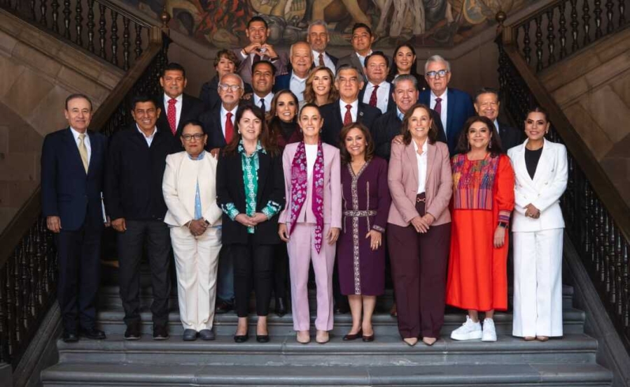 Reafirma Margarita González Saravia compromiso con la salud universal y gratuita, durante reunión en Palacio Nacional